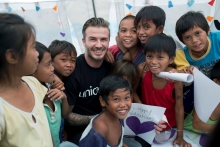 David Beckham navštívil deti v jednom z centier vystavaných UNICEF a vyrábal s nimi valentínske priania. © UNICEF/NYHQ2014-0128/Pettersson